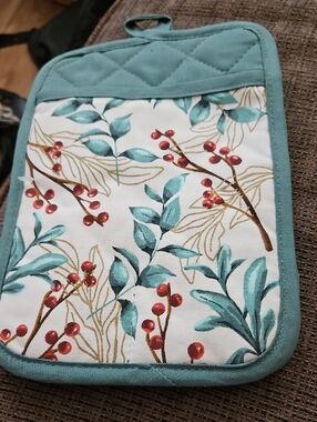 A Pair Of Green Pot Holders Berry And Leaf Pattern